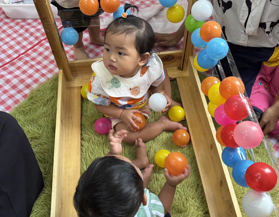 Baby class dengan aktivitas bola warna-warni